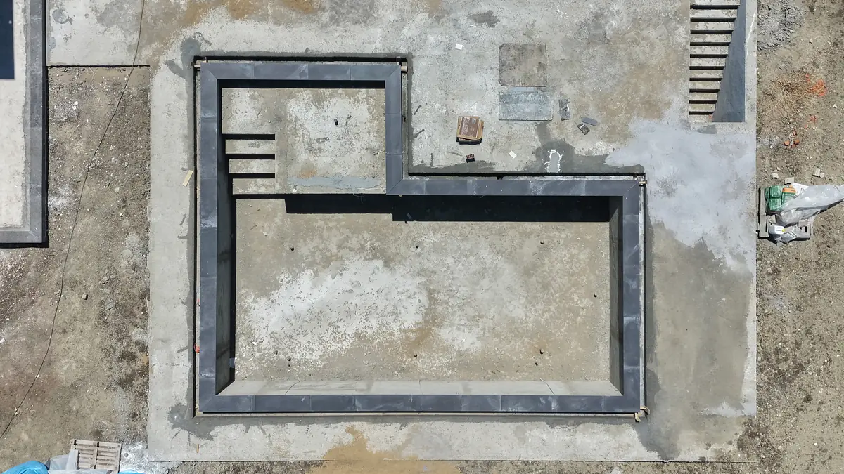 Betonarme havuz kabuğu tamamlanmış, kaplama öncesi bekliyor