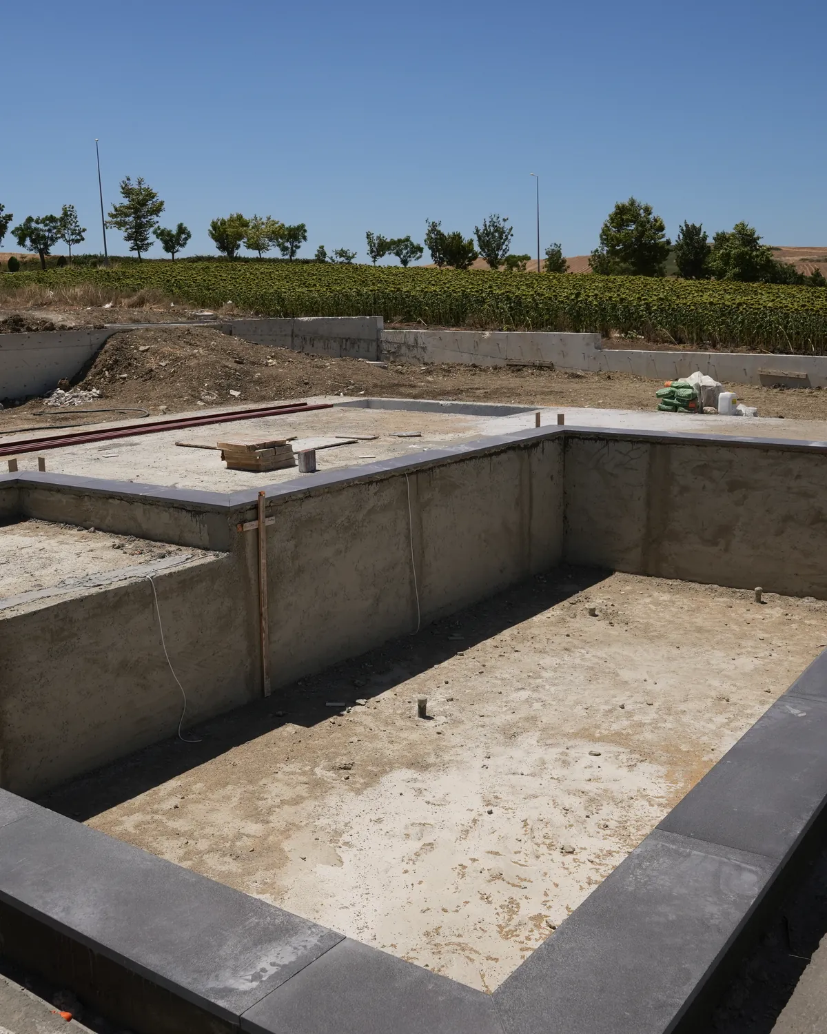 Betonarme havuz kabuğu kalıp ve donatı aşamasında