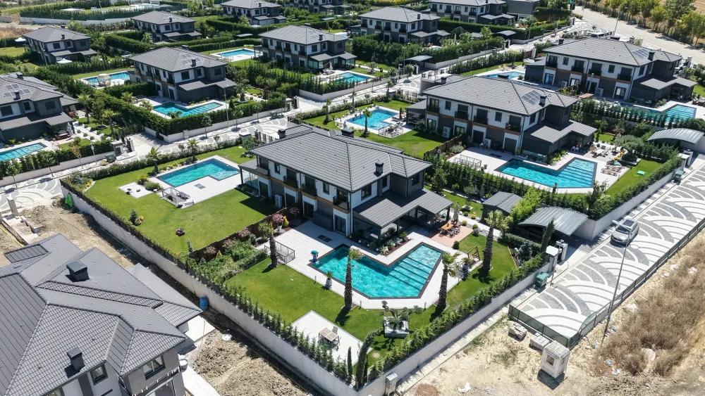 Villa ve havuzun bahçe düzeniyle birlikte görünümü