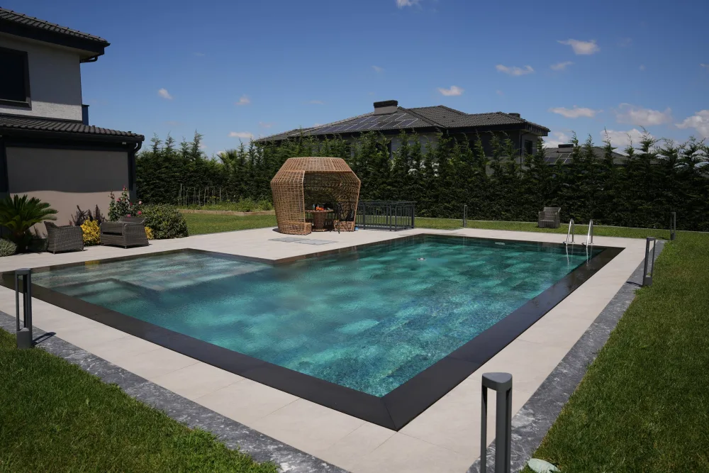 Villa cephesi önünde tamamlanmış havuz