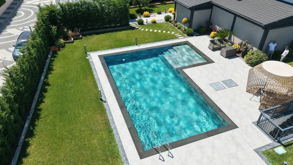 Peyzajıyla birlikte tamamlanmış havuz, havadan