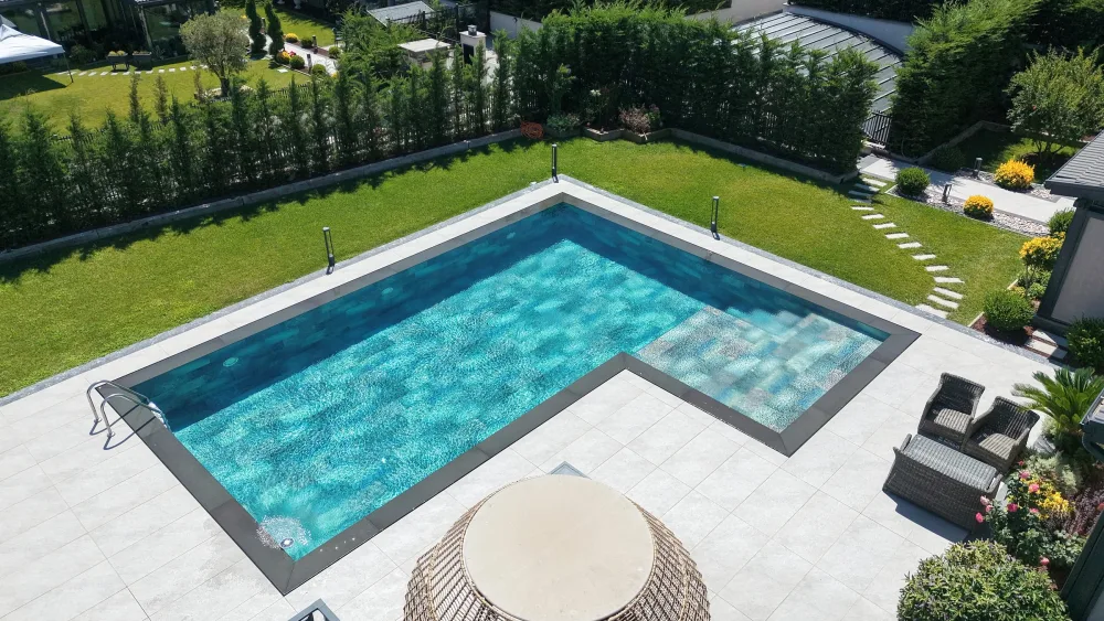Villa bahçesinde betonarme havuzun havadan görünümü